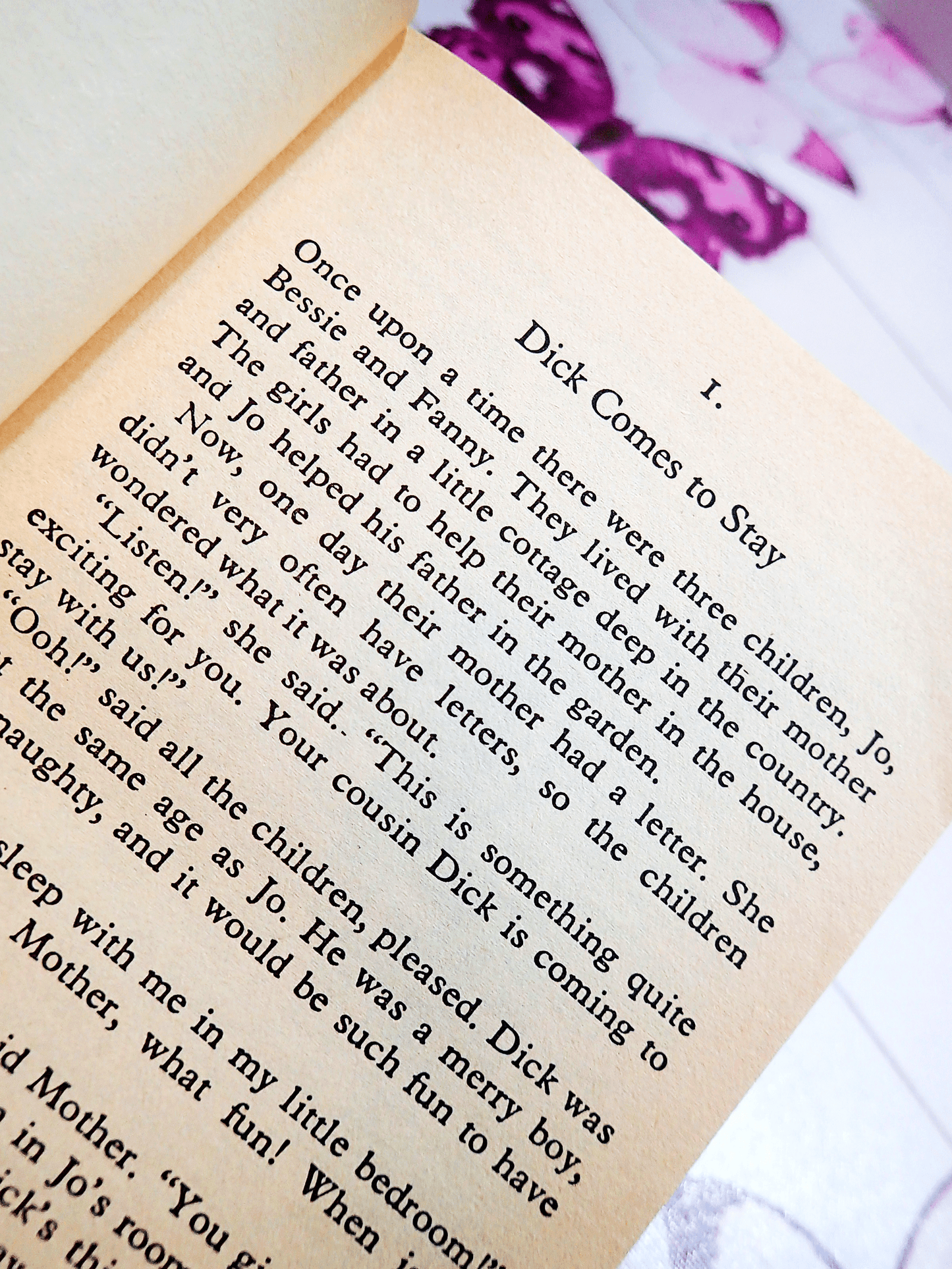 First page of The Magic Faraway Tree by Enid Blyton Beaver Paperback Vintage Children's Book 1980's with text: 'Dick comes to stay'