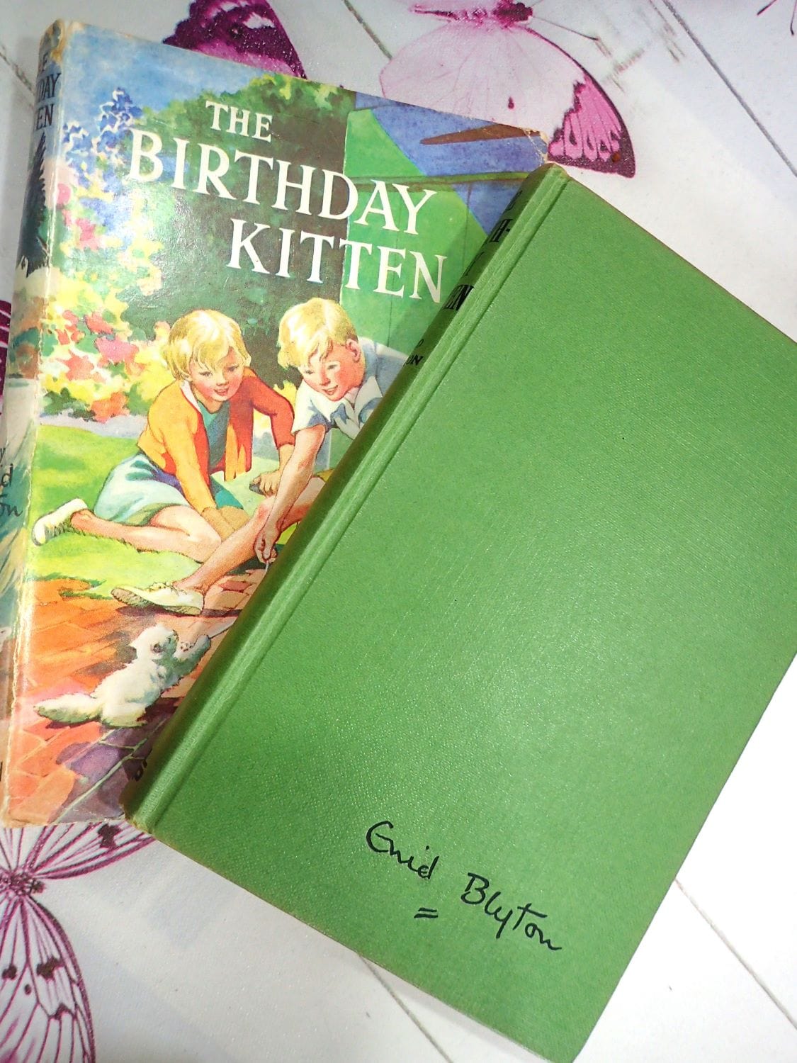 Green Binding and Dust Jacke of Collectable Enid Blyton Book The Birthday Kitten