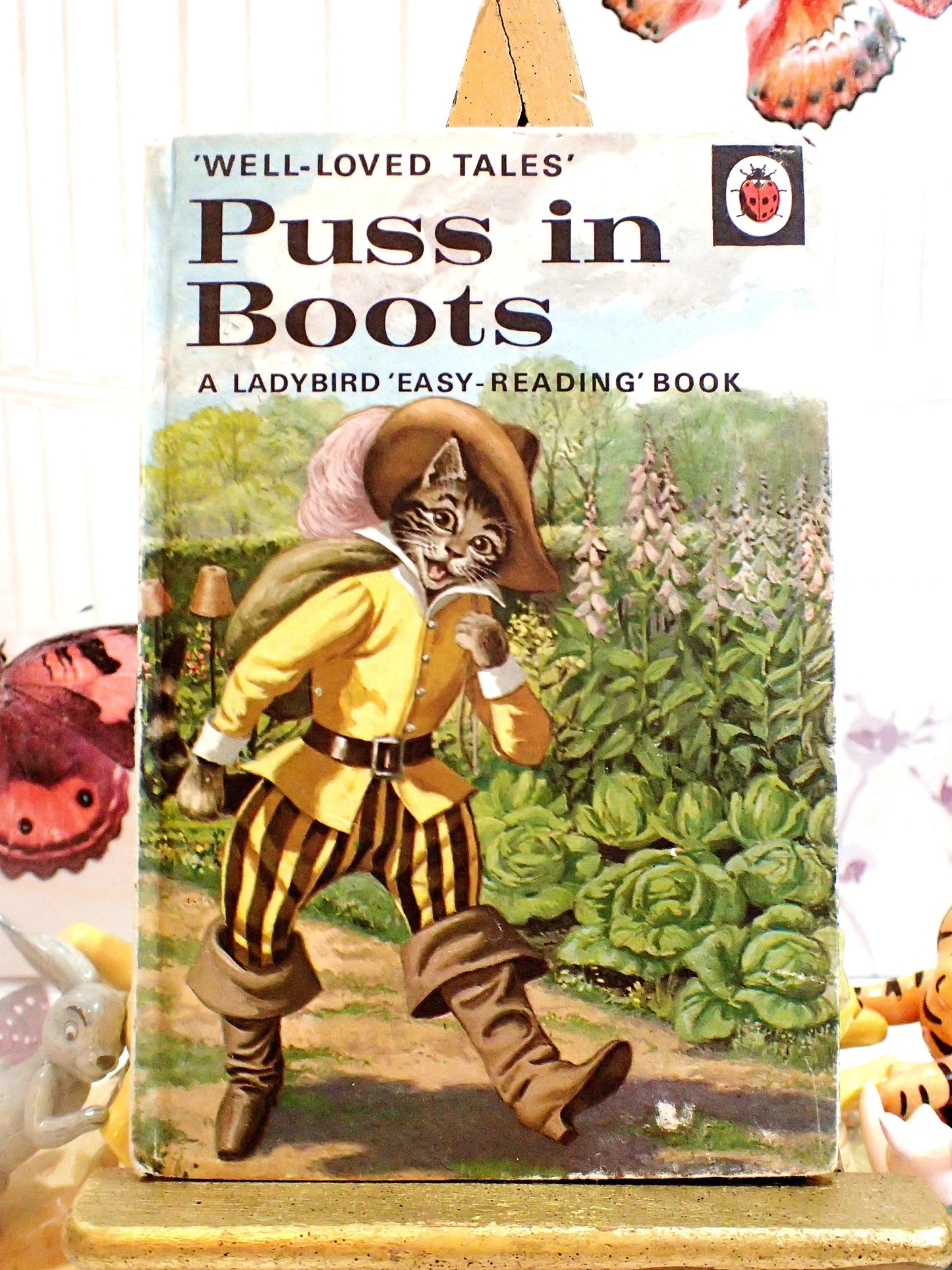 Ladybird Well Loved Tales Puss in Boots chldren's book front cover showing Puss in Boots striding along wearing a hat.