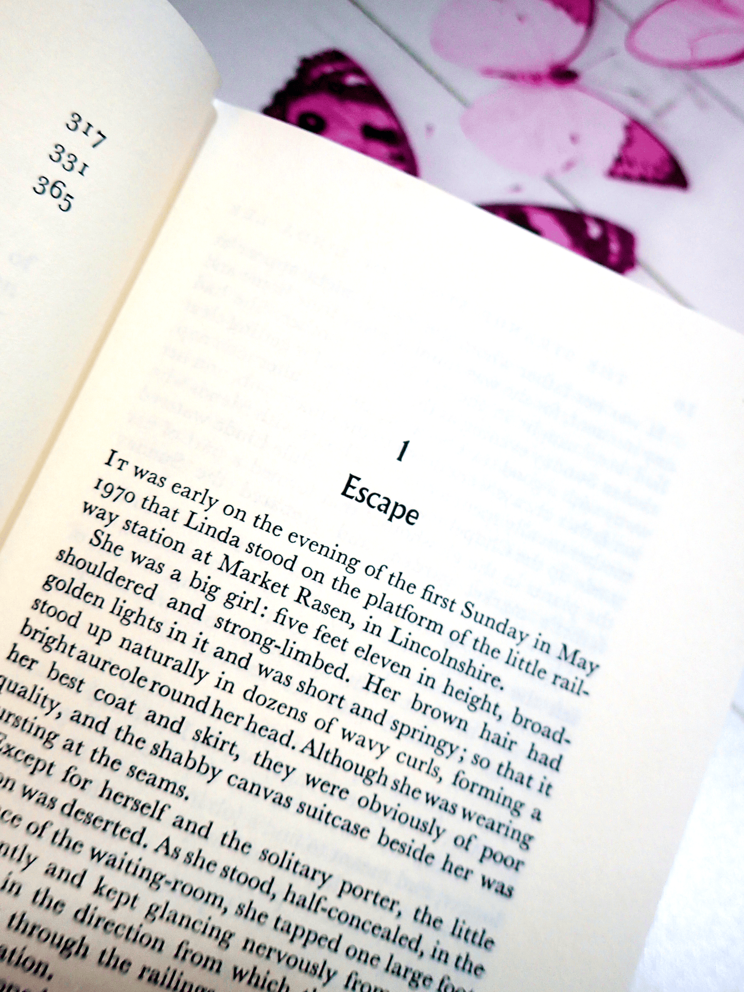 First page of The Strange Story of Linda Lee Dennis Wheatley BCA: Chapter 1. Escape.