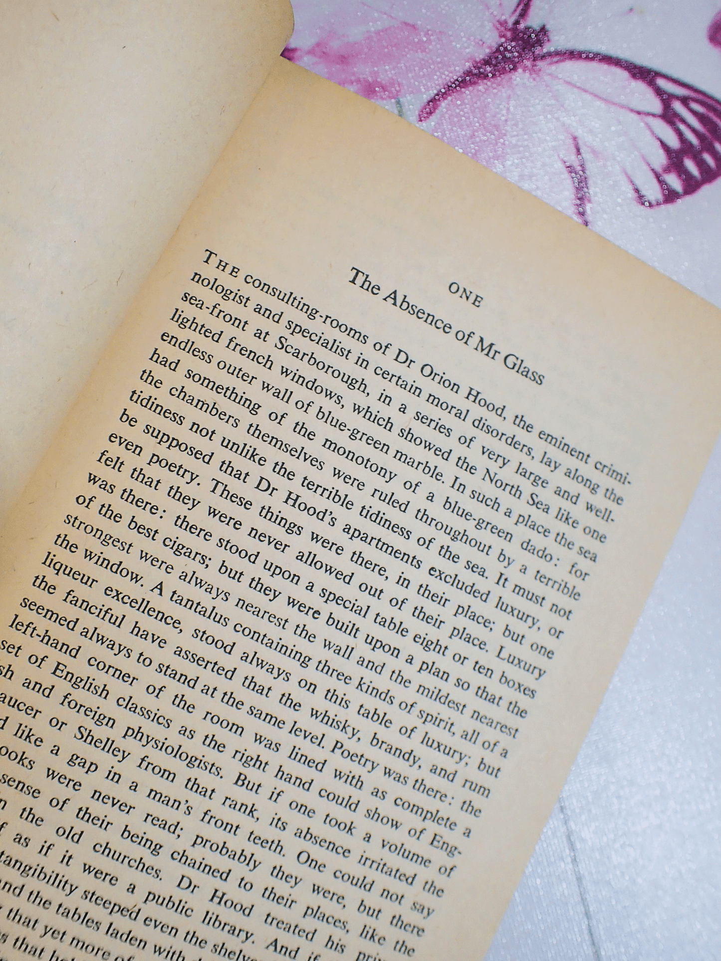 Pages of Vintage Penguin Paperback The Wisdom of Father Brown showing the first page of the first chapter. 'The Absence of Mr Glass'.