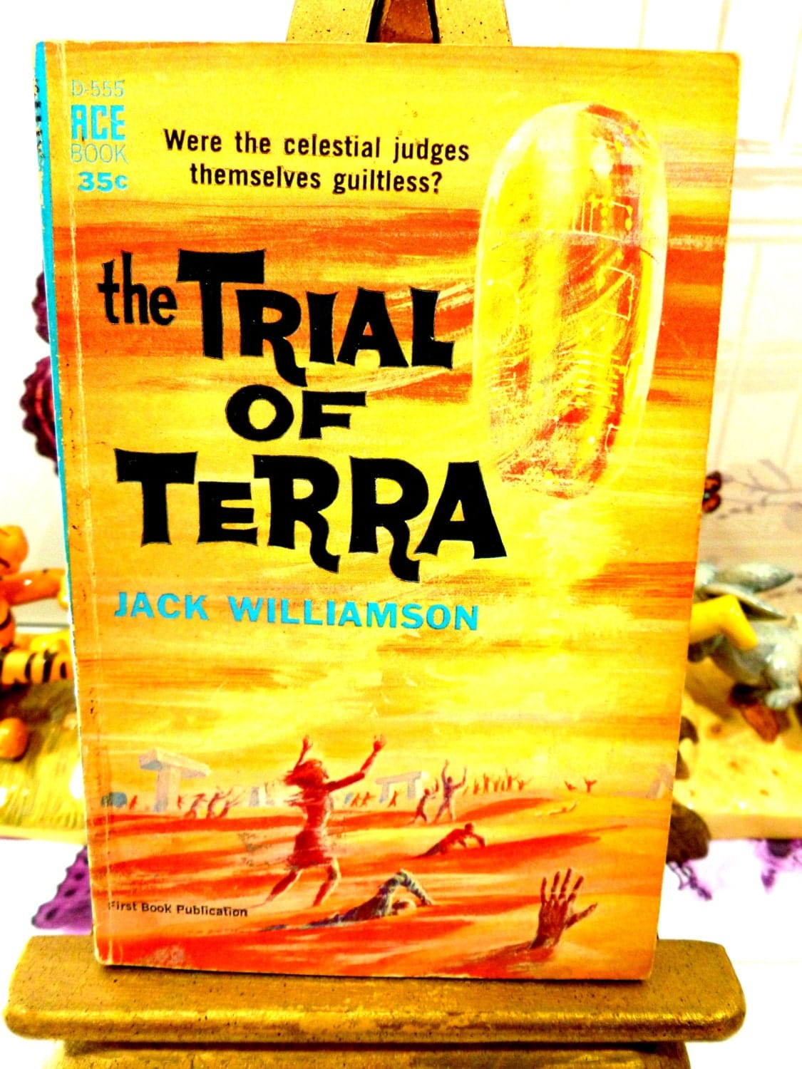 Front cover of The Trial of Terra Jack Williamson Sci Fi Paperback Book 1st Ed 1962 Fantasy Novel with weird jellybean shaped space ship.