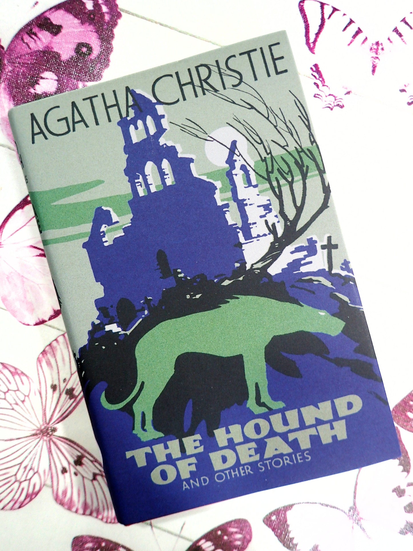 Front cover of The Hound of Death Agatha Christie And Other Stories showing a  spooky green hound