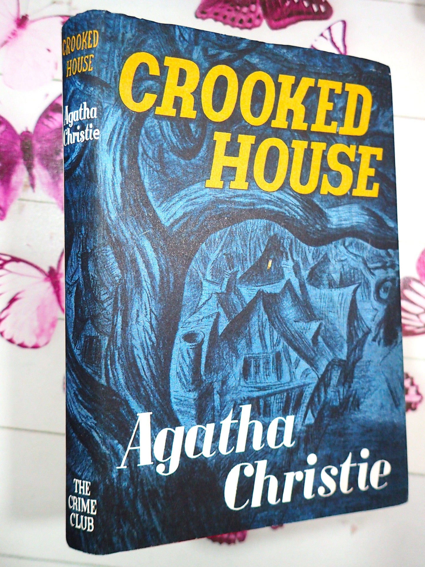 Creepy house in the woods on the front Cover of Crooked House by Agatha Christie