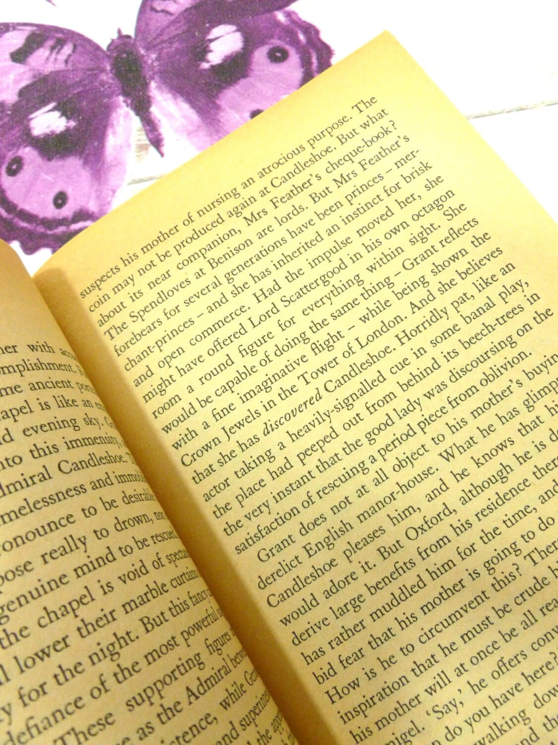 Pages of Vintage Penguin Paperback Christmas at Candleshoe by Michael Innes First Edition showing text.