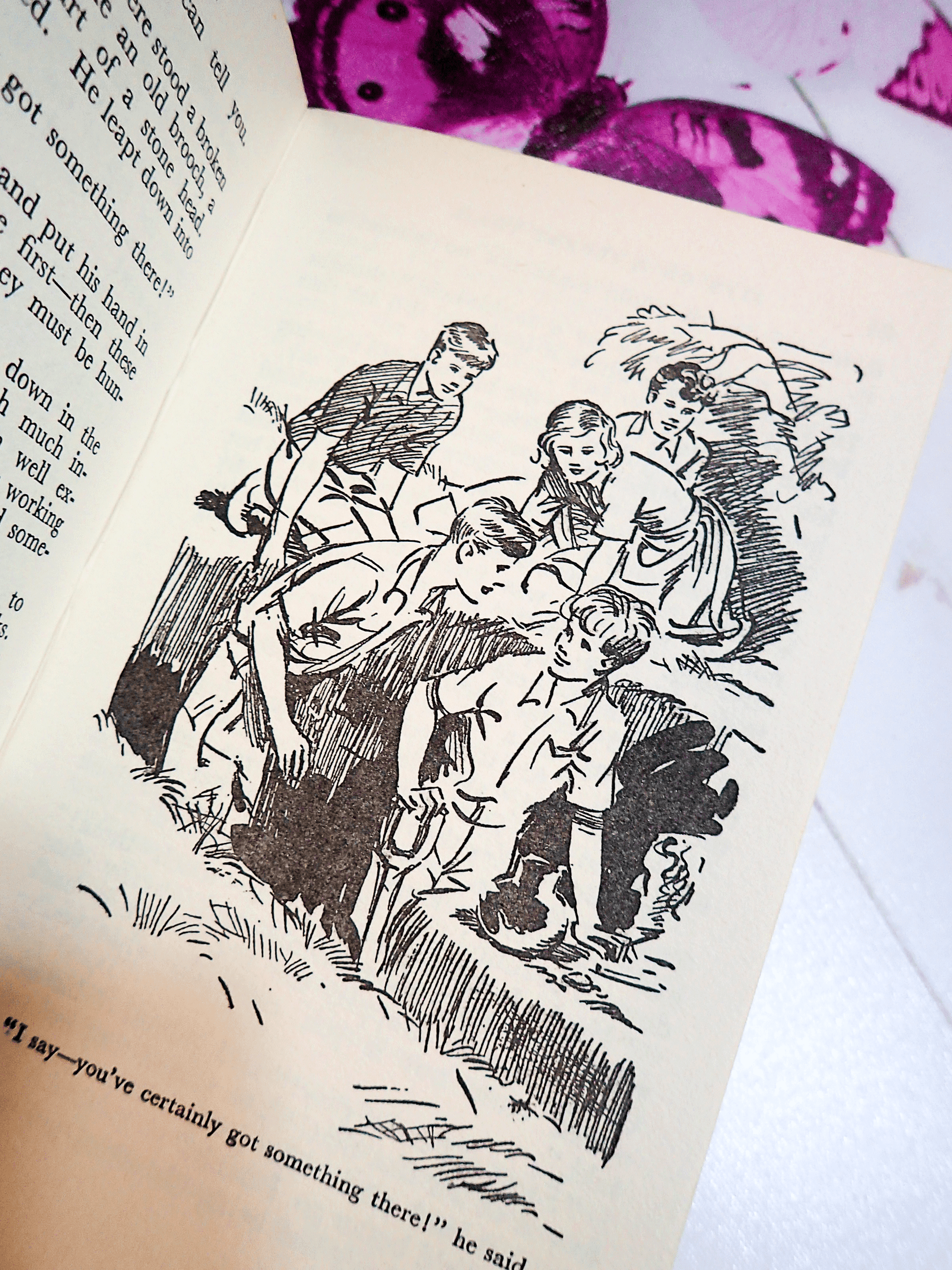 Page of Five on a Secret Trail Enid Blyton First Edition 1956 showing black and white illustration of Julian, Ann, Dick, George and Timmy the Dog digging in hole. 