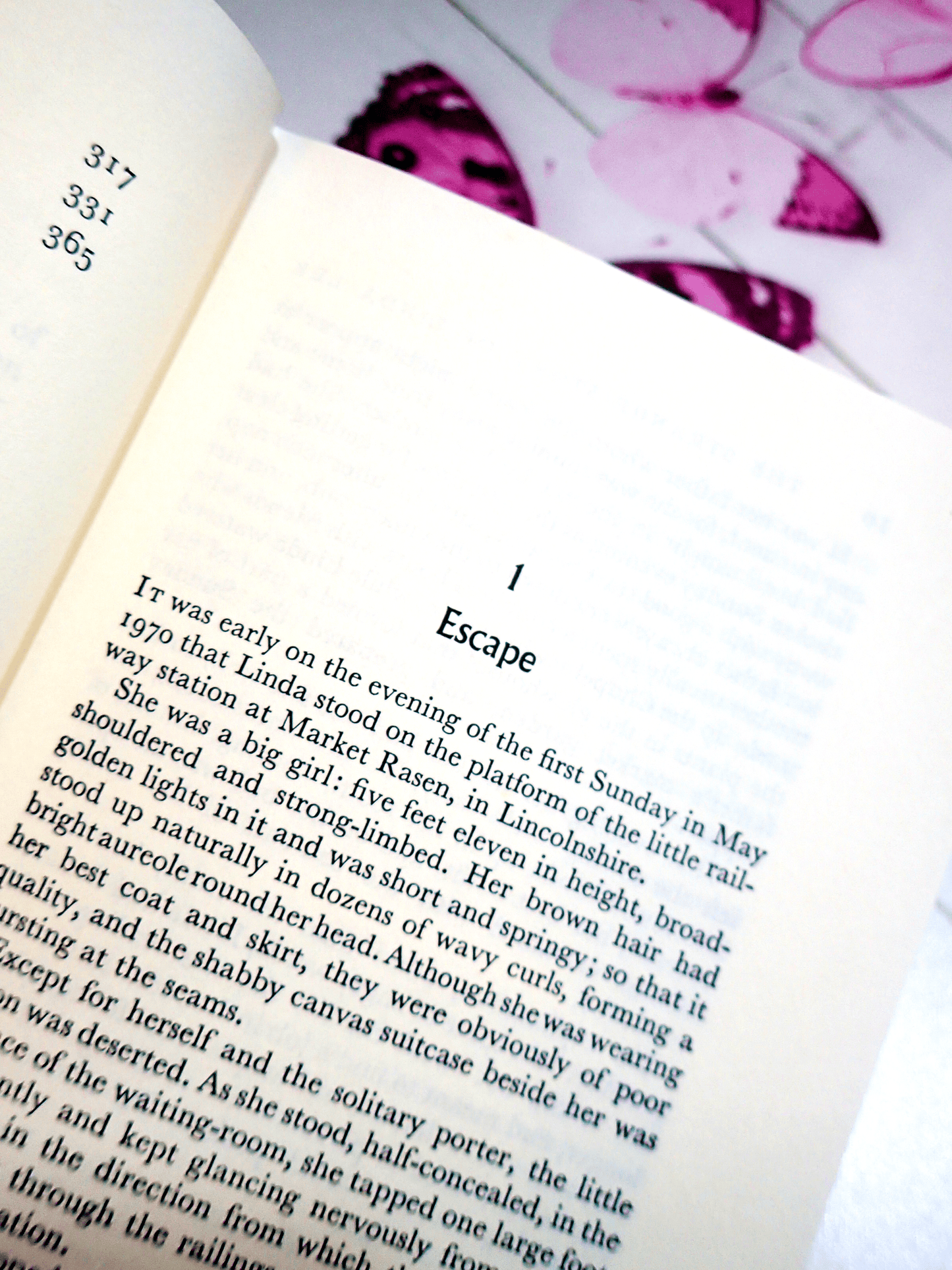 First page of The Strange Story of Linda Lee Dennis Wheatley BCA: Chapter 1. Escape. 