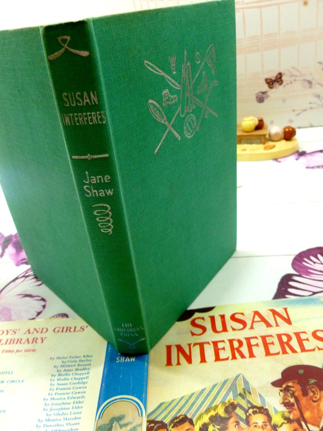 Green clothbound boards and spine with silver titles of Susan Interferes by Jane Shaw Vintage Hardback book with DW Susan Stories The Childrens Press 1st Ed 1960s