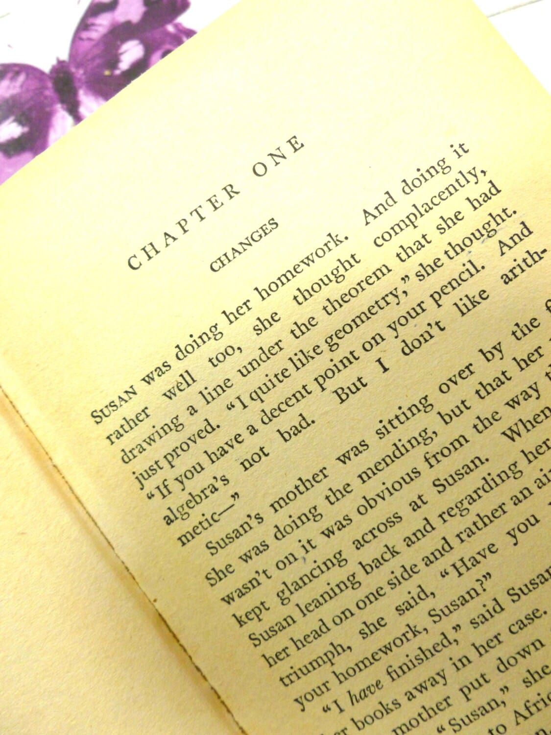 Page showing Chapter one of Susan Pulls the Strings by Jane Shaw Vintage Hardback book with text: Susan was doing her homework...