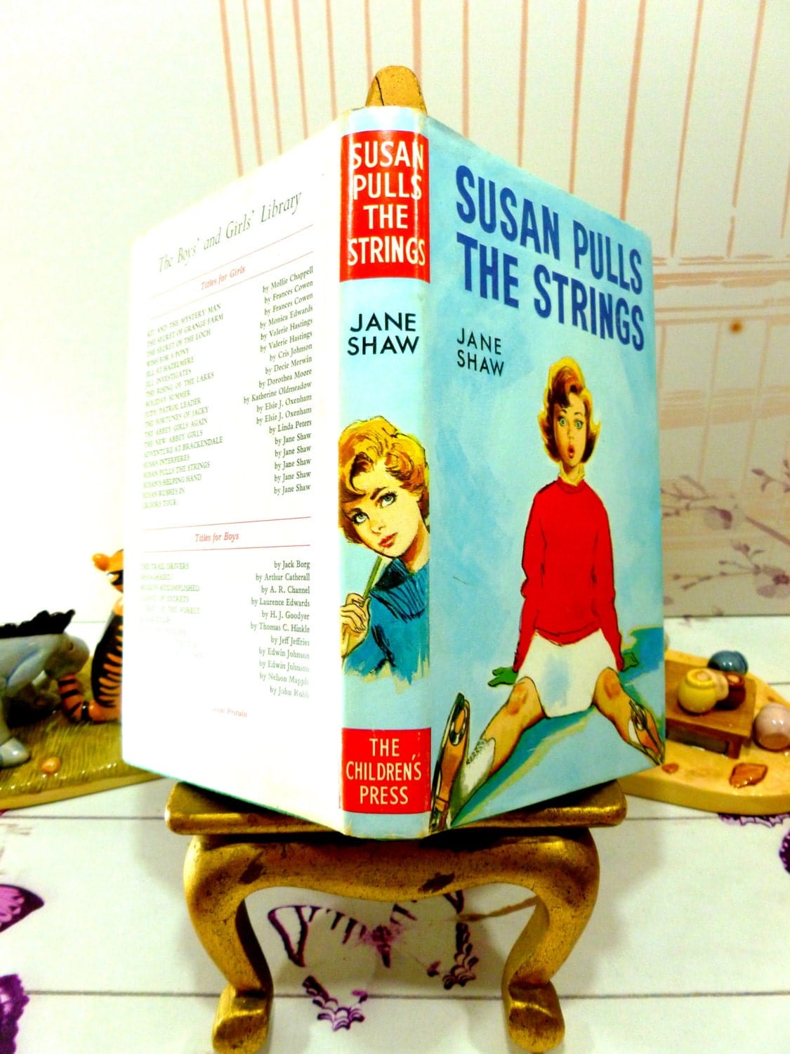 Front and back cover of Susan Pulls the Strings by Jane Shaw Vintage Hardback book with DW Susan Stories The Childrens Press 1960's including cameo image of Susan on the spine.