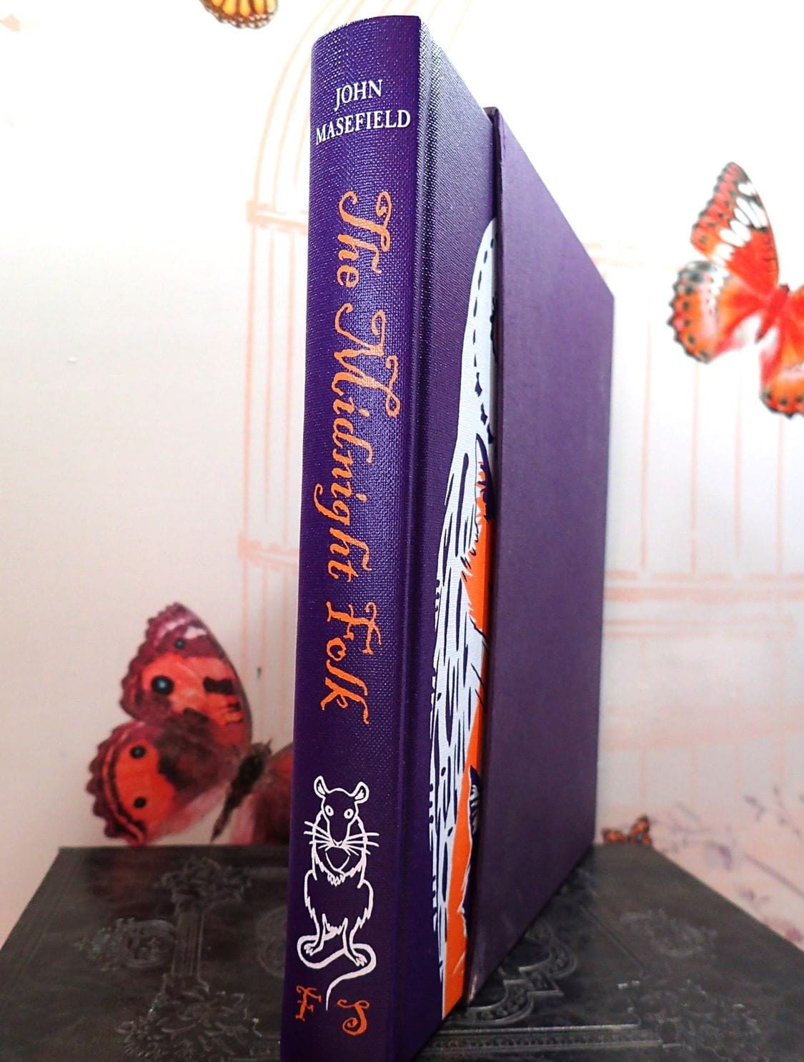 Illustrated spine of The Midnight Folk John Masefield Folio First Edition Book with slipcase. 