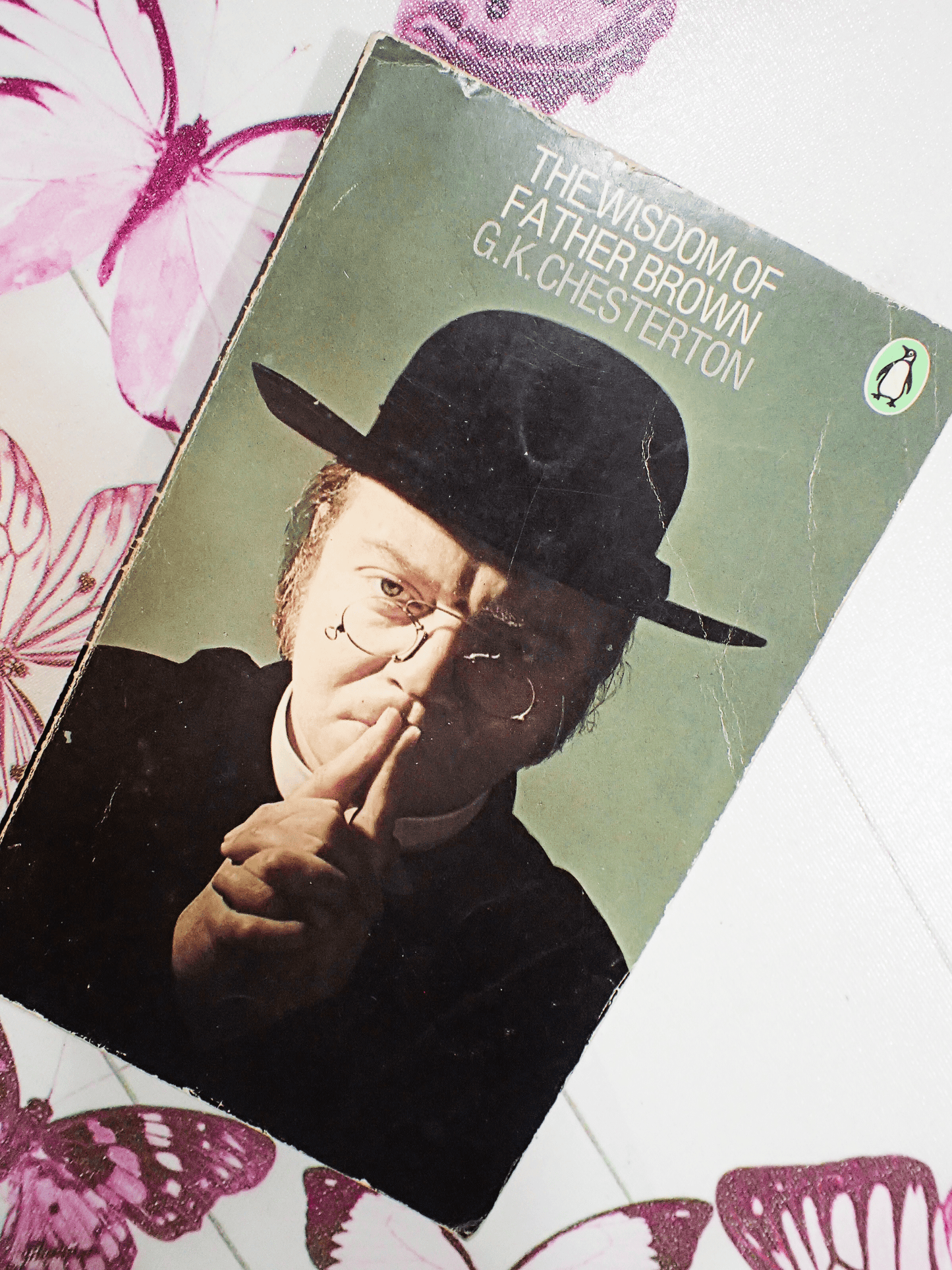 Front cover of Vintage Penguin Paperback The Wisdom of Father Brown showing a man wearing a dog collar, round spectacles and hat. 