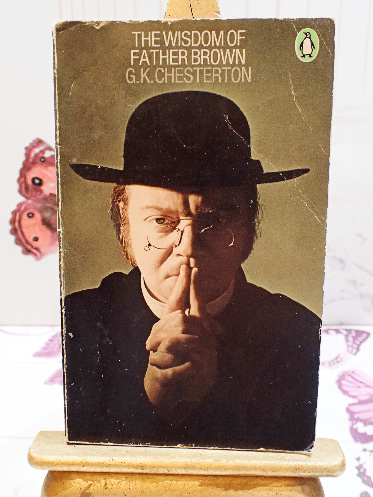 Front cover of Vintage Penguin Paperback The Wisdom of Father Brown showing a man wearing a dog collar, round spectacles and hat. 