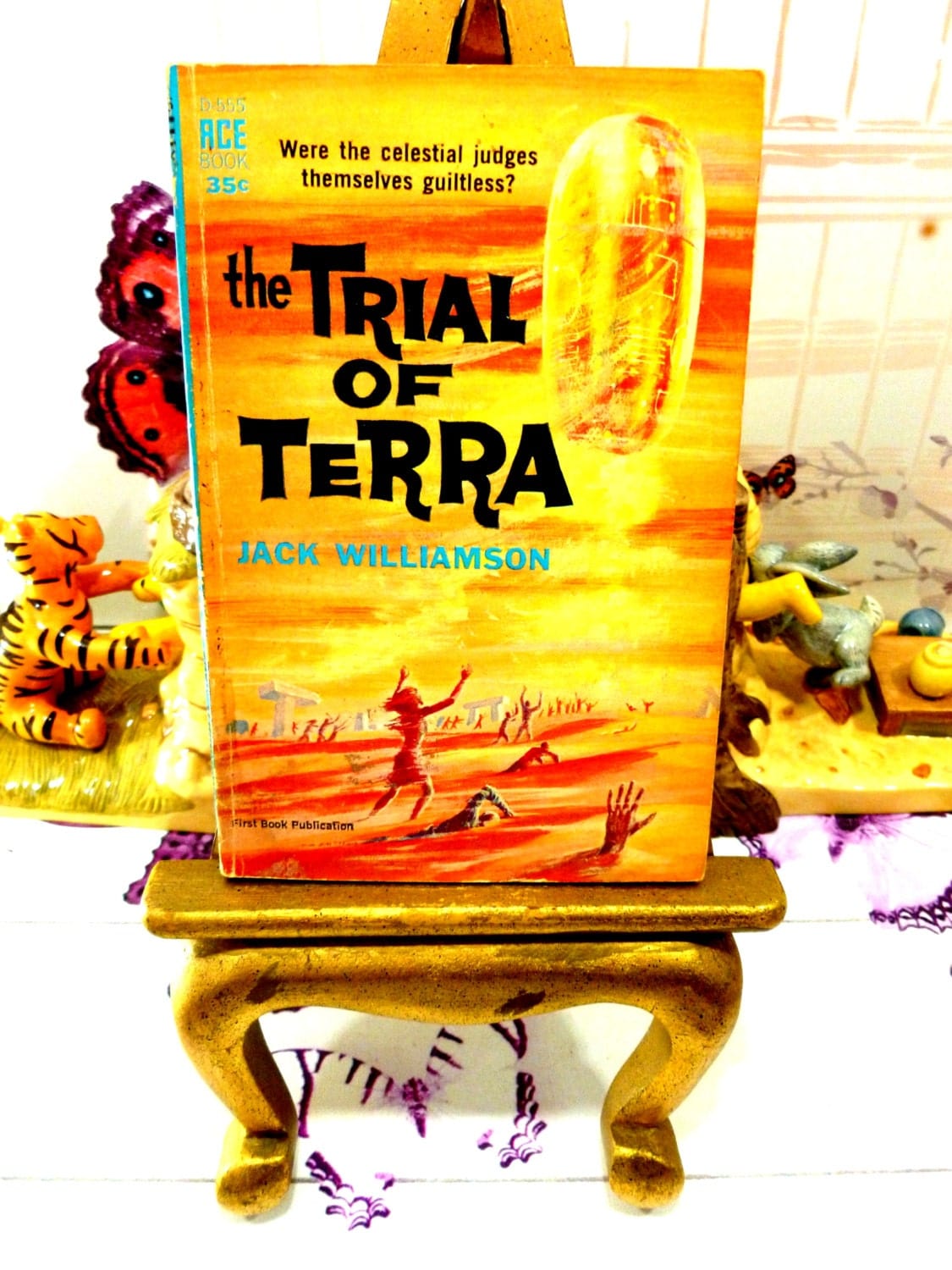 Front cover of The Trial of Terra Jack Williamson Sci Fi Paperback Book 1st Ed 1962 Fantasy Novel with weird jellybean shaped space ship. 