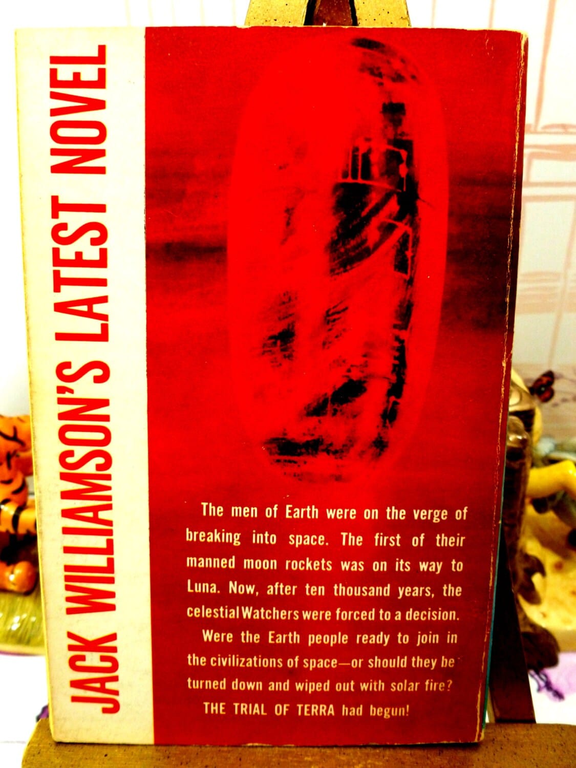 Back cover of The Trial of Terra Jack Williamson Sci Fi Paperback Book 1st Ed 1962 Fantasy Novel with weird jellybean shaped space ship. 
